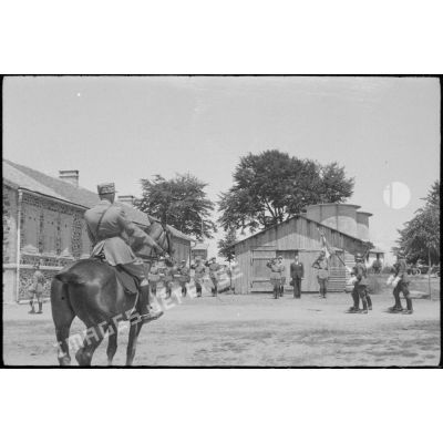 Défilé des unités de la Garde au camp militaire de Bourg-Lastic.