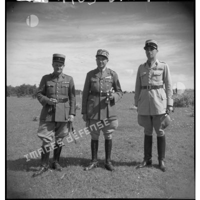 Portrait en pied du général de brigade Bois et de deux commandants.