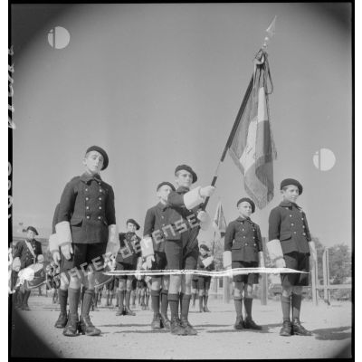 Le drapeau de l'école militaire enfantine Hériot et sa garde lors d'une cérémonie.
