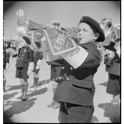Portrait d'un jeune trompette de la fanfare de l'école militaire enfantine Hériot.