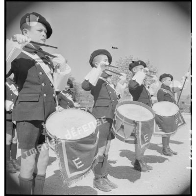 Portrait de groupe de tambours de la fanfare de l'école militaire enfantine Hériot.