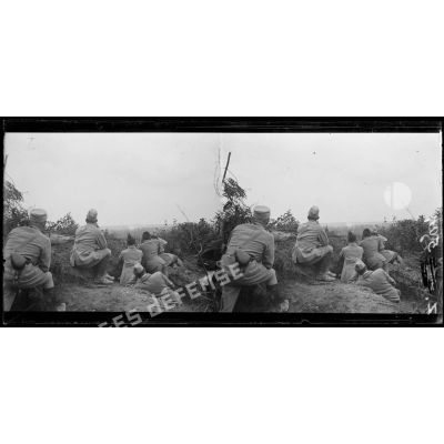 Attaque de l'artillerie sur positions allemandes de la cote 119, est de Souchez, dernier contrefort des collines de l'Artois. Etat-major observant les phases de l'attaque d'infanterie de la cote 119. [légende d'origine]