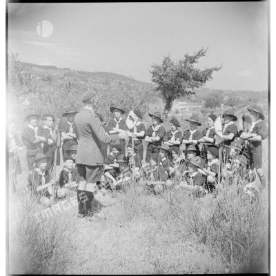 Séance de chant d'une section de scouts de l'école militaire enfantine Hériot.