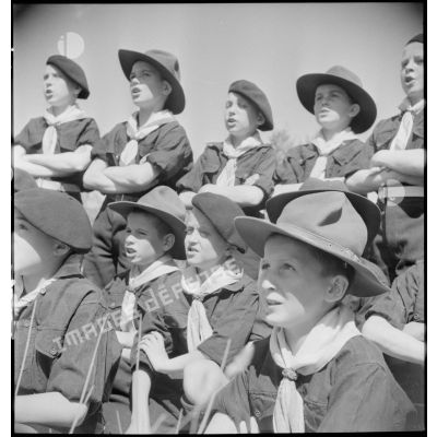 Séance de chant d'une section de scouts de l'école militaire enfantine Hériot.