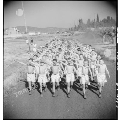 Défilé d'élèves de l'école militaire enfantine Hériot.