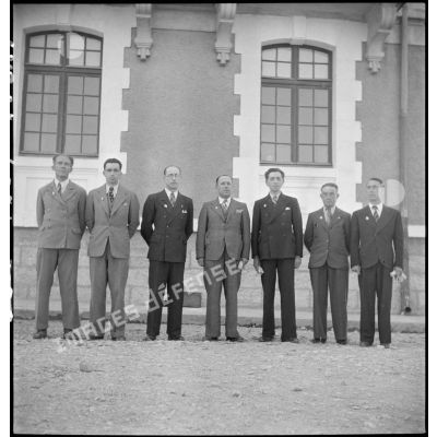 Photographie de groupe de l'encadrement de direction de l'école militaire enfantine Hériot.