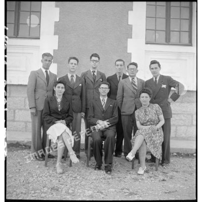 Photographie de groupe des professeurs de l'école militaire enfantine Hériot.