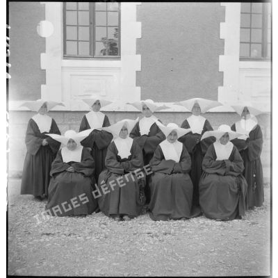 Photographie de groupe des soeurs de l'ordre de Saint-Vincent de Paul de l'école militaire enfantine Hériot.