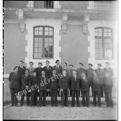 Photographie de groupe des surveillants de l'école militaire enfantine Hériot.
