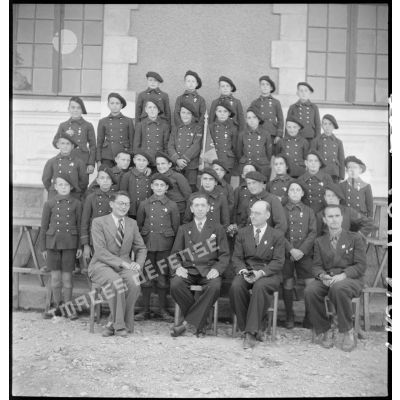 Photographie de groupe des élèves de la 1re classe de l'école militaire enfantine Hériot et de leurs personnels encadrants.