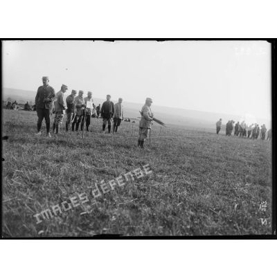 Travaux de tranchées de la 101e Division territoriale. Piquetage du tracé des tranchées à Mortefontaine (Aisne). [légende d'origine]