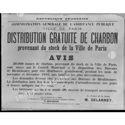Paris. Musée Leblanc. Affiche. Distribution de charbon. [légende d'origine]