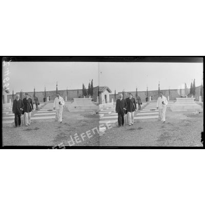 Le Pirée. Visite de M. Justin Godart au cimetière des marins tués le 1er décembre 1916. M. Godart vient saluer les tombes. [légende d'origine]