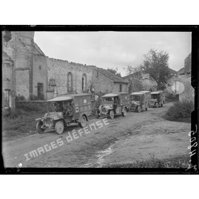 Fenneviller, Meurthe-et-Moselle, les voitures ambulances américaines traversent le village pour se rendre au poste de secours. [légende d'origine]