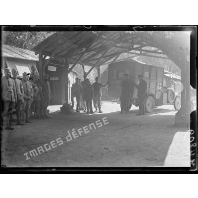 Baccarat, Meurthe-et-Moselle, ambulances américaines aux armées. L'arrivée de blessés à l'hôpital d'évacuation. [légende d'origine]