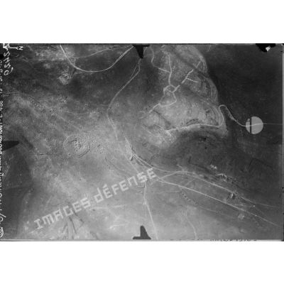 Photo aérienne. Nord-ouest de Fleury devant Douaumont. / Fleury-devant-Douaumont. Panorama du village et de ses abords bombardés vus en avion. [légende d'origine]
