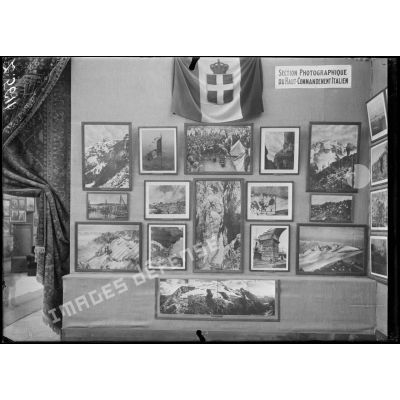 Paris, salle du Jeu de Paume. Exposition interalliée des photographies de guerre. Salle italienne, aéronautique. [légende d'origine]
