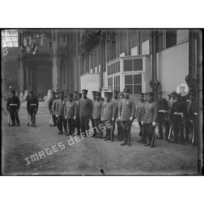 Paris, Grand Palais. Remise d'un sabre d'honneur offert par le Japon à la ville de Verdun ; la délégation japonaise. [légende d'origine]