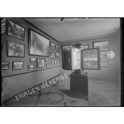 Paris, salle du Jeu de Paume. Exposition interalliée de photographies de guerre. La salle roumaine. [légende d'origine]