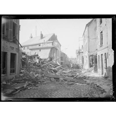Châlons-sur-Marne (Marne). Maisons atteintes par des bombes d'avions. [légende d'origine]