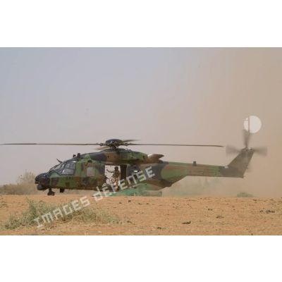 Hélicoptère de transport Caïman NH-90 du SGAM Hombori en stationnement dans le désert lors de l'opération Tiésaba-Bourgou dans le Gourma malien.