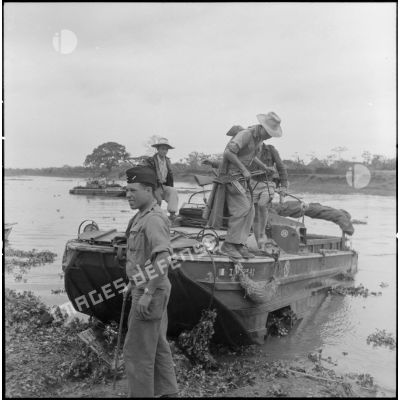 Accostage de véhicules amphibies de la 2e compagnie du groupe de transport 515 au cours de l'opération Chinchilla.