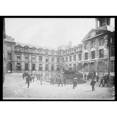 [La cour du lycée Corneille de Rouen.]