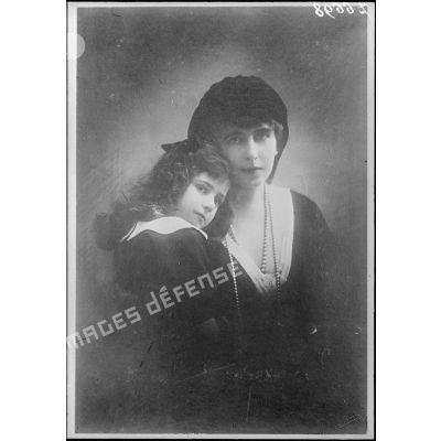 [Portrait de la reine Marie de Roumanie, avec l'une de ses filles.]