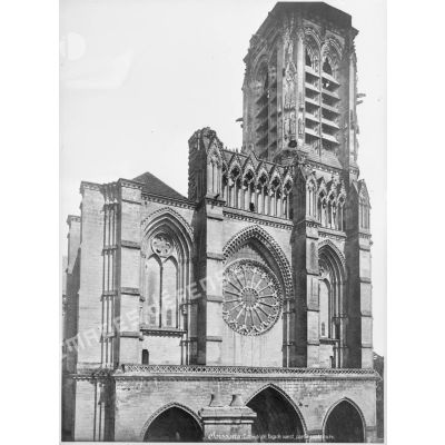 [Reproduction d'une carte postale de la cathédrale de Soissons.]