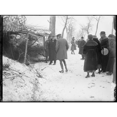 Montdidier (Somme). M. Lloyd George et sa suite examinant les lignes devant la ville. [légende d'origine]