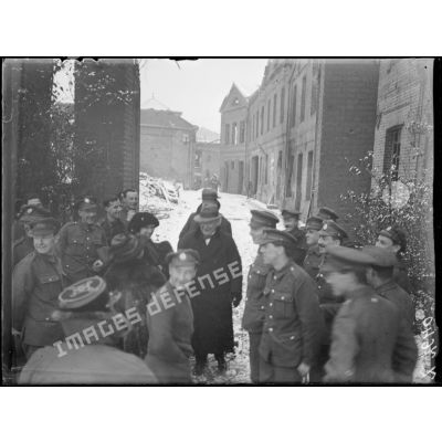 Villers-Bretonneux. Somme. M. Lloyd George accompagné de notabilités anglaises visite le village. [légende d'origine]