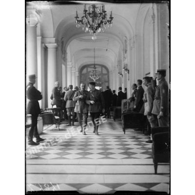 Versailles, Trianon palace. Remise aux Allemands du traité de paix. [légende d'origine]