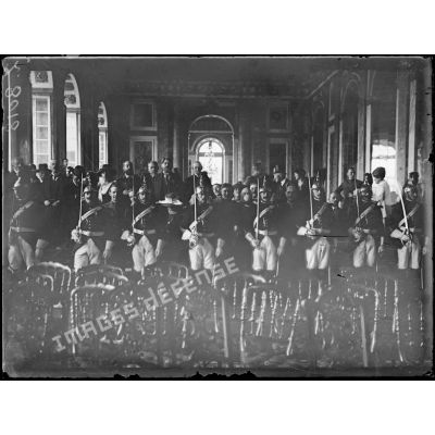 [Versailles. La garde républicaine pendant la signature du traité de Versailles.]