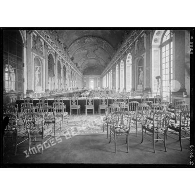 [Versailles. La galerie des Glaces préparée à l'occasion de la signature du traité de Versailles.]