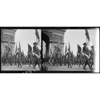 [Fêtes de la Victoire à Paris devant l'arc de Triomphe.]