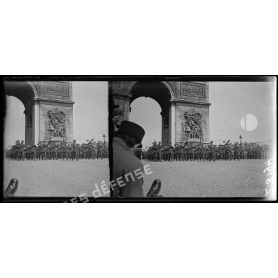 [Fêtes de la Victoire à Paris devant l'arc de Triomphe.]