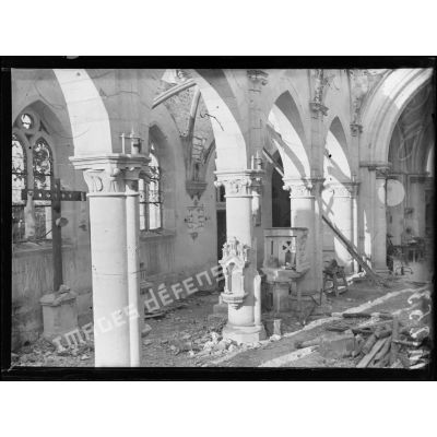 L'église de Berry-au-Bac dévastée par les bombardements. [légende d'origine]