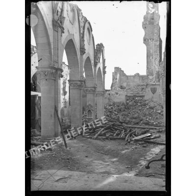 L'église de Berry-au-Bac entièrement dévastée par les bombardements. [légende d'origine]
