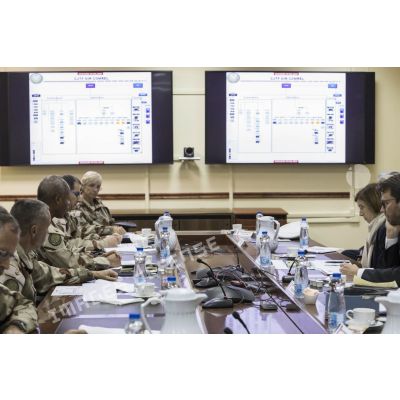 La ministre des Armées participe à une réunion de commandement dans les locaux de la combined joint task force (CJTF) à Koweït City.