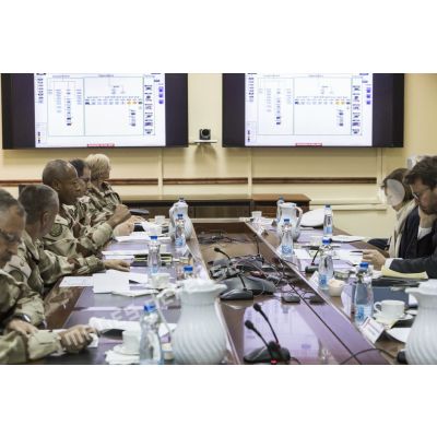 La ministre des Armées participe à une réunion de commandement dans les locaux de la combined joint task force (CJTF) à Koweït City.