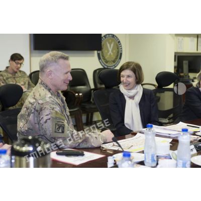 La ministre des Armées s'entretient avec le lieutenant general Paul LaCamera dans les locaux de la combined joint task force (CJTF) à Koweït City.