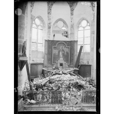 L'intérieur dévasté de l'église de Reuves dans la Marne. [légende d'origine]