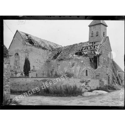 L'extérieur dévasté de l'église de Reuves dans la Marne. [légende d'origine]