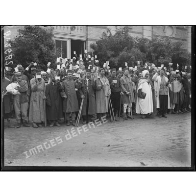 Hôpital des troupes coloniales de Nogent-sur-Marne. Les blessés agitent la carte postale qu'on vient de leur distribuer. [légende d'origine]
