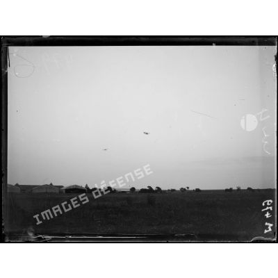 Des avions décollent de l'aérodrome militaire de Rosnay près de Reims. [légende d'origine]