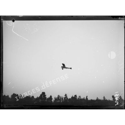Des avions décollent de l'aérodrome militaire de Rosnay près de Reims. [légende d'origine]