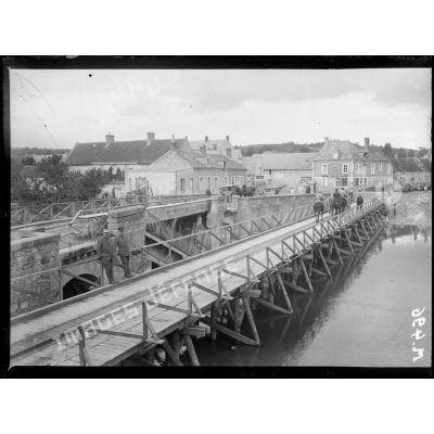 Le pont de Fisme, une passerelle édifiée par le Génie permet la circulation entre les deux rives de la Vesle. [légende d'origine]