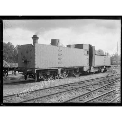 Une locomotive blindée en gare de Fismes. [légende d'origine]
