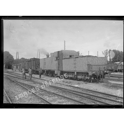 Une locomotive blindée en gare de Fismes. [légende d'origine]