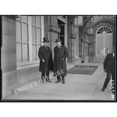 Conférence des Alliés, Sir Francis Bertie ambassadeur du Royaume-Uni en France et un délégué anglais. [légende d'origine]